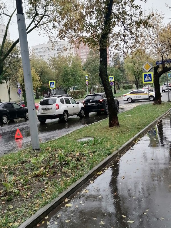 В 5-ом проезде Марьиной Рощи на пешеходном переходе столкнулись две легковушки
