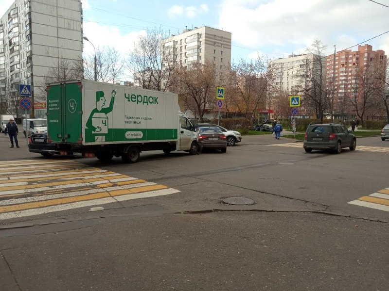 В 1-ом Стрелецком проезде столкнулись легковушка и грузовик
