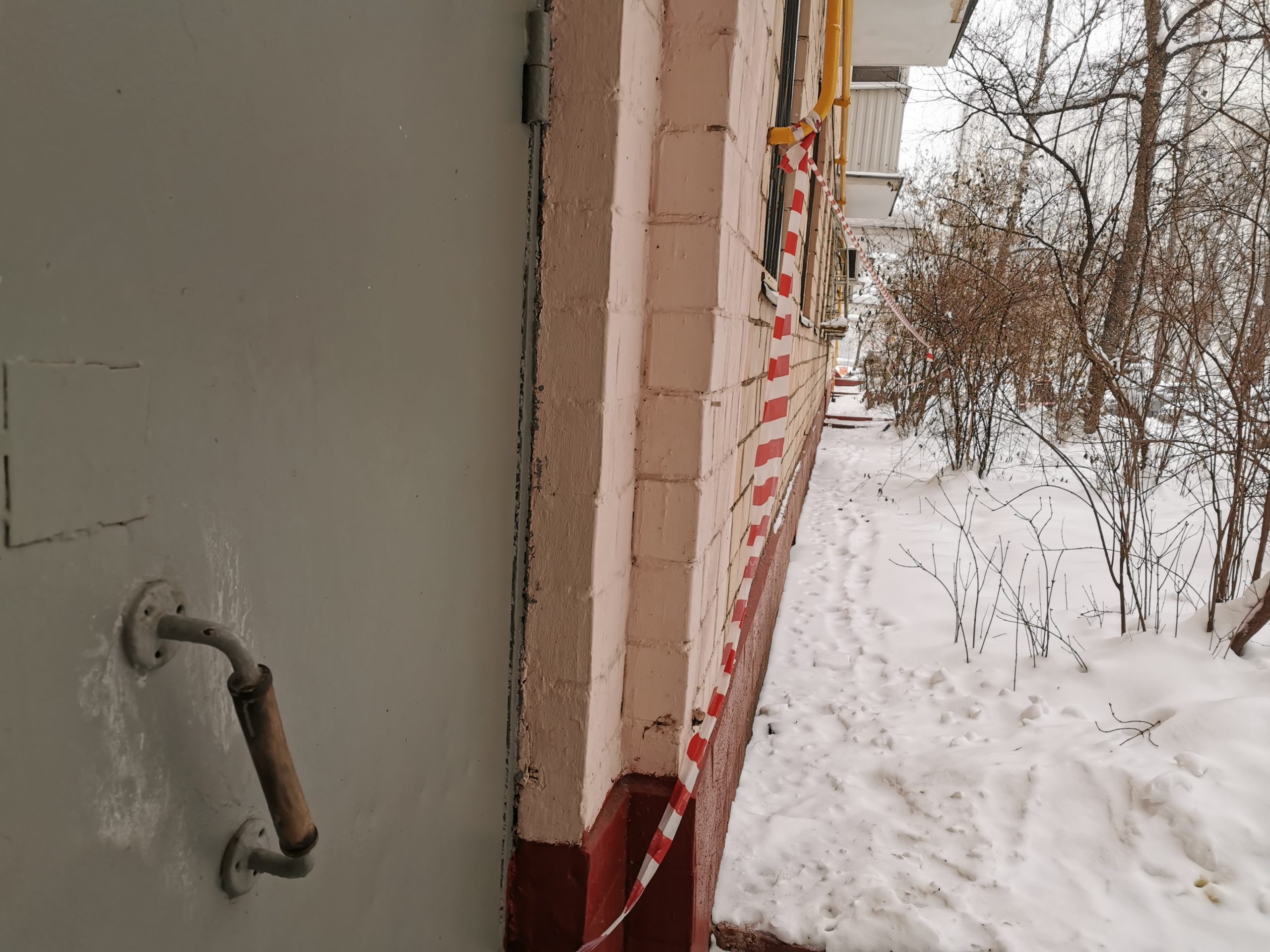 Жители дома на Складочной потеряли контроль доступа ко входной двери
