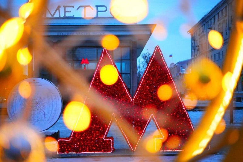 На станции метро «Марьина Роща» появилась необычная новогодняя инсталляция