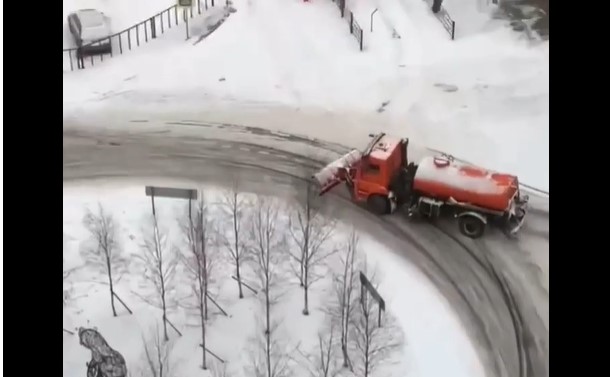 На Складочной снегоуборщик показал чудеса дрифта